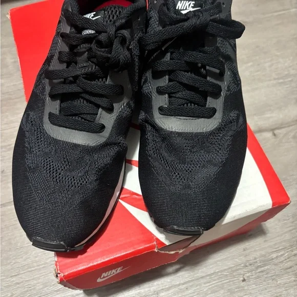 Nike women Black and Gray Athletic Shoes - Picture 11 of 12